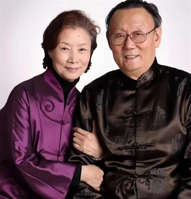 吕中个人资料简介，吕中：嫁小学同窗恩爱一生