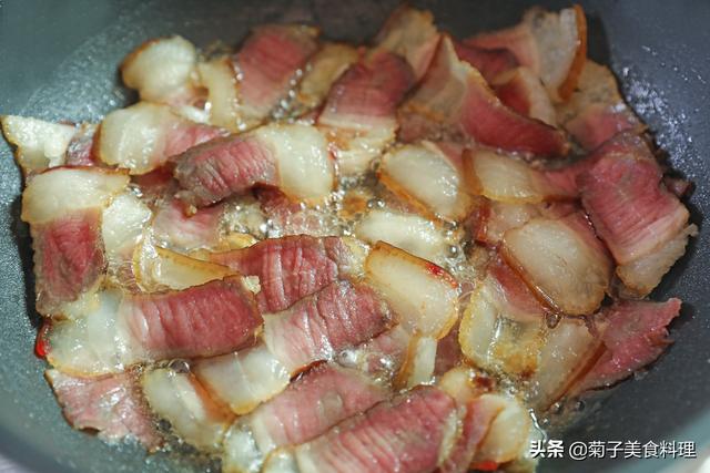 腊肉炒蒜苗做法，蒜苗炒腊肉的做法（年夜饭炒菜之蒜苗炒腊肉）