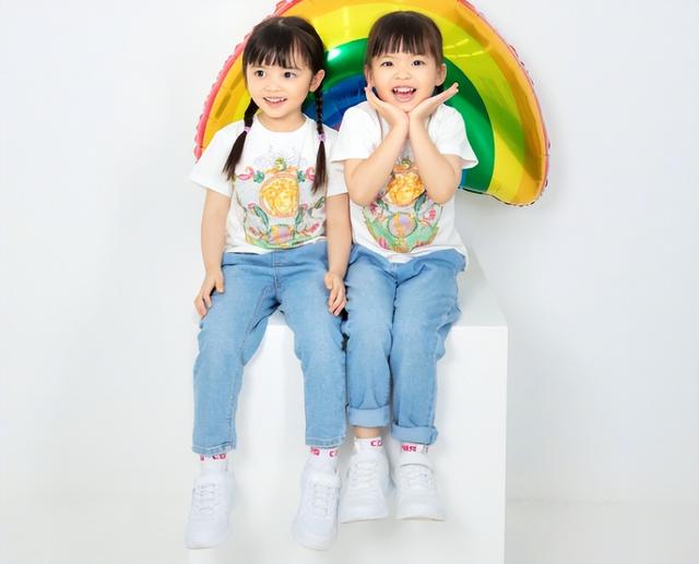 熊黛林为郭可颂庆生，与双胞胎女儿献吻老公，一家四口幸福同框