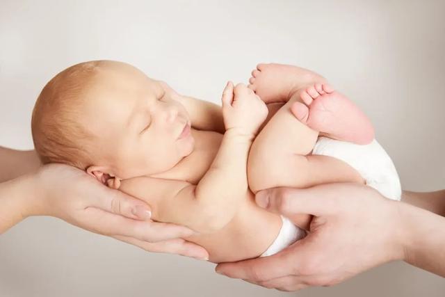 新生儿熬过几个月好带，新生儿吃奶过量的信号（为早产儿家庭托起生的希望）