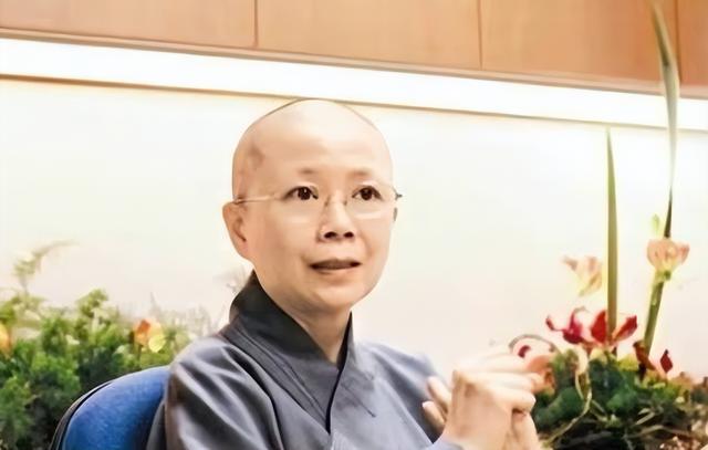 把朱咏婷扶正后，谭咏麟和原配杨洁薇，人生差距一个天一个地