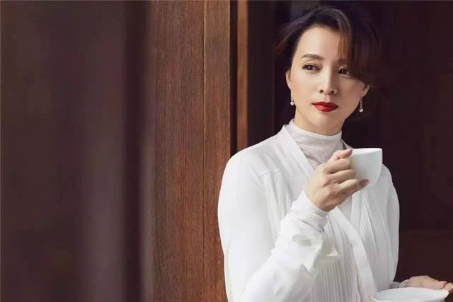 央视主持人董卿的简介，央视主持人董卿的简介国籍（从“央视一姐”到跌落神坛）