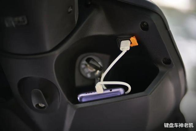 五羊本田喜鲨125踏板摩托车推荐，五羊本田发布2022款SCR125喜鲨