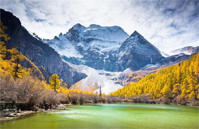冬天去哪旅游比较好，冬天去什么地方旅游好（五大最美赏秋胜地）