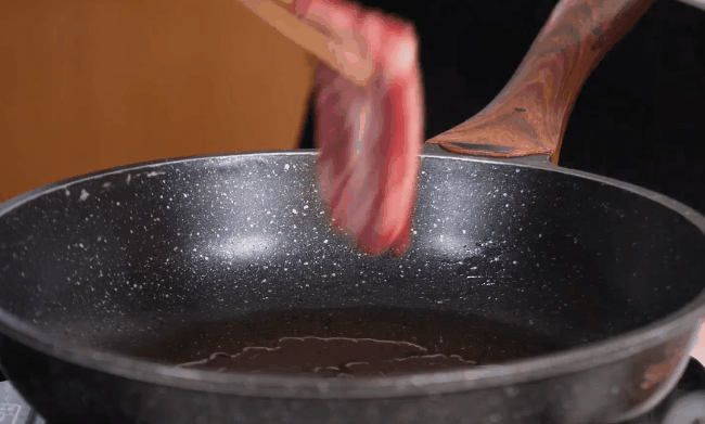 如何做酸辣牛肉汤好喝，怎样做酸辣牛肉汤（肉香四溢的酸辣金汤浸雪花牛肉）