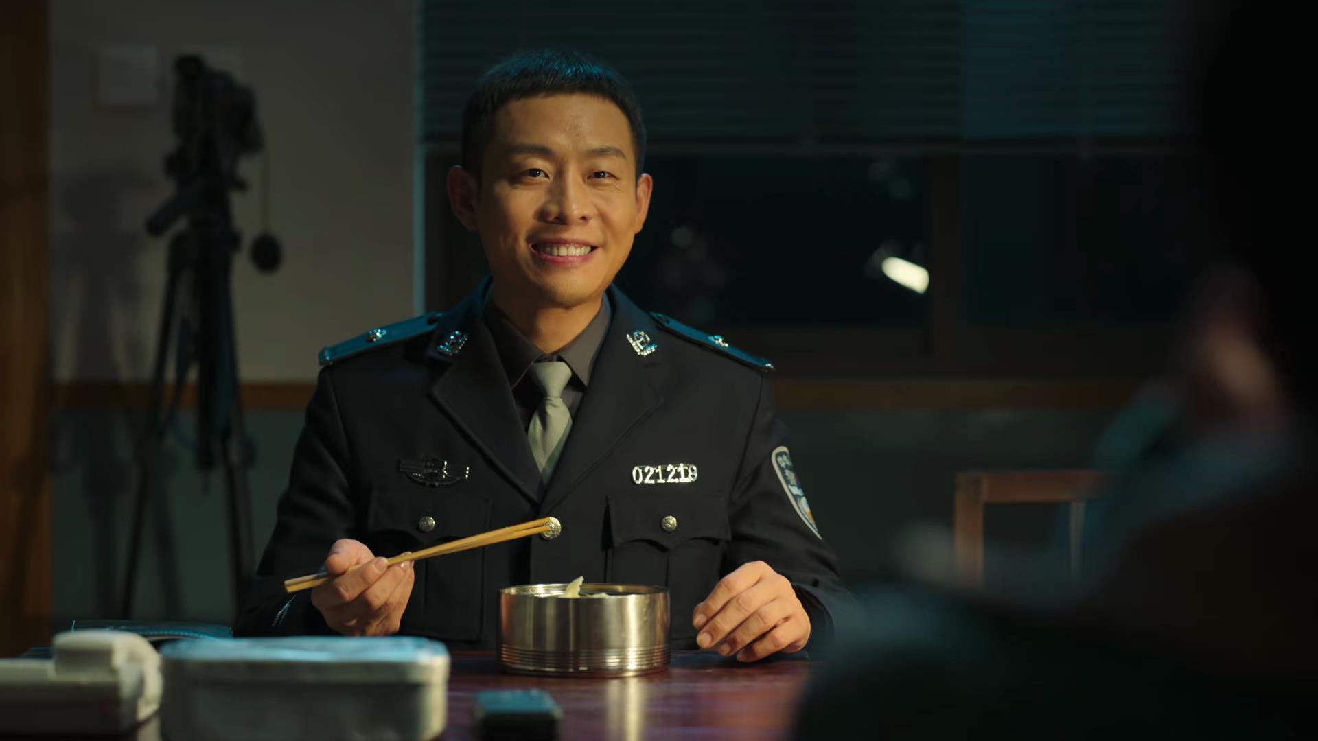 《狂飙》这部剧的视角,其实是以张译扮演的警察安欣展开的.