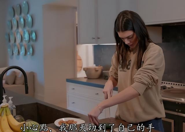 肯达尔 詹娜，肯豆照片高清头像（超模肯豆穿旗袍上台阶被拍）