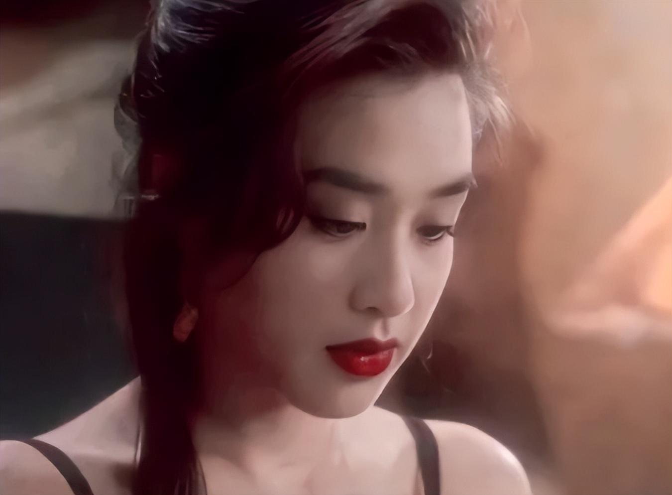 这个话题怎么能少得了以厚嘴唇荣获"女神"称号的钟丽缇呢?