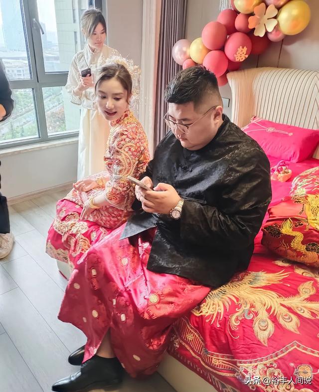 结婚一般几套衣服，结婚一般几套衣服合适（妻子打扮富贵全身超百万）