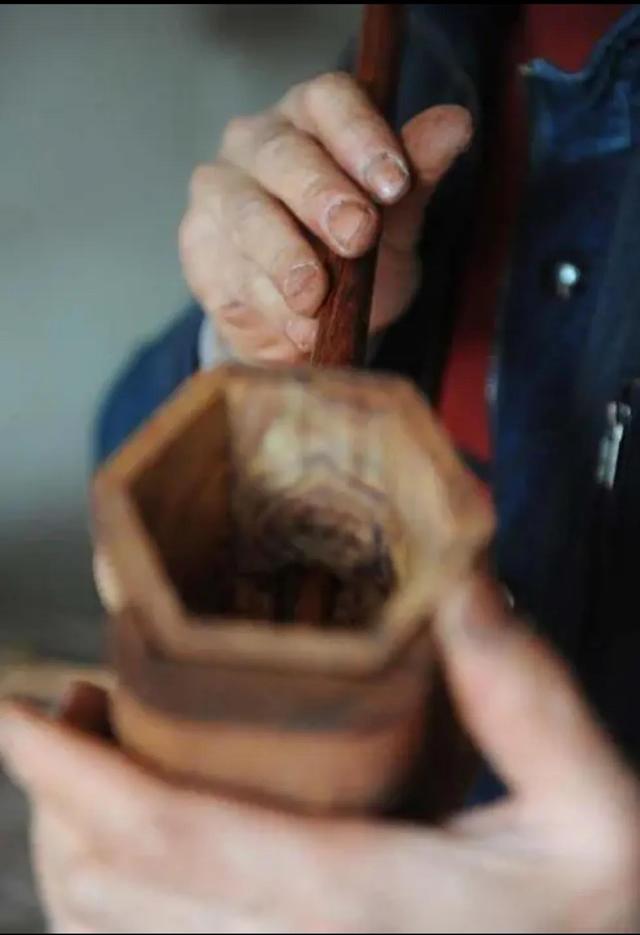 二胡演奏家，二胡演奏家是刘天一还是刘北茂（二胡制作大师周爱国）