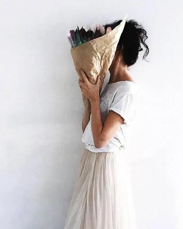 爱一个人好难伤感句子，爱一个人好难的伤感句子（心如死灰的伤感说说）