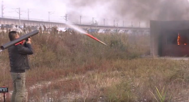 水火箭的工作原理是什么，水火箭的原理及制作方法（江苏大叔成功发明水火箭）