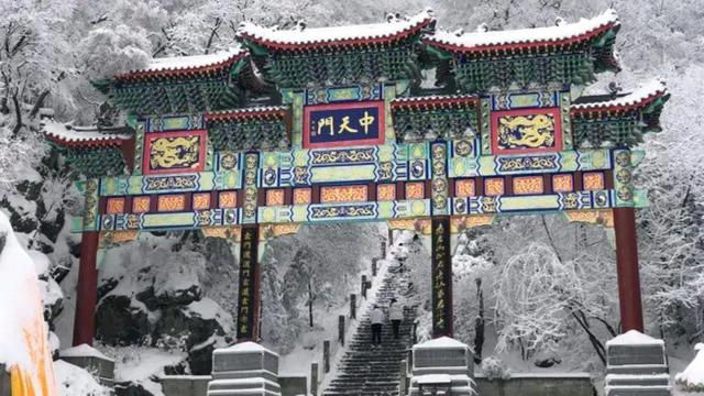 老君山在哪里，老君山在哪里属于哪个省（河南洛阳老君山景区旅游火爆）