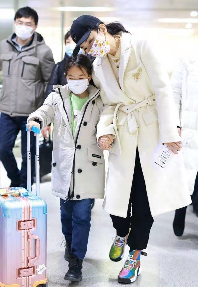黄奕携女儿亲子装现身机场，黄奕带女儿走机场