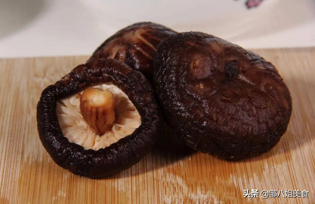 香菇可以泡一夜吗，干香菇泡了一天一夜还可以吃吗（干净还营养不流失）