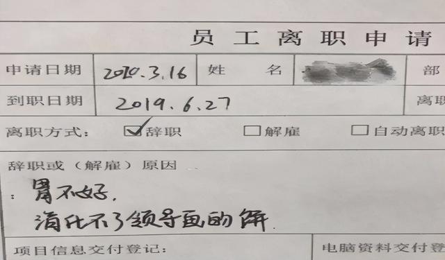 学士服垂布怎么穿图解，教你从垂布颜色辨别学士服（毕业生“穿学士服”引热议）