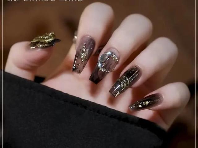 什么款式的美甲好看又显高贵，推荐几个美甲款式（秋冬千金/御姐/贵妇美甲合集来了）