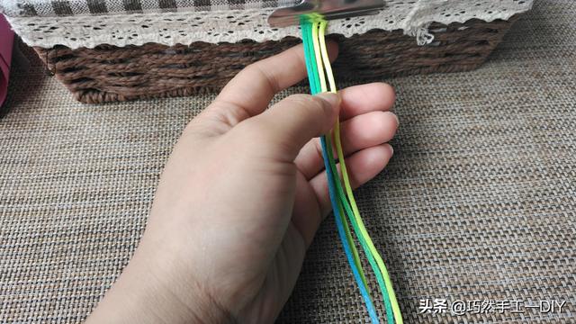 四股编绳教程一步一步教图解，四股辫编绳教程（绳编基础结之四股辫）