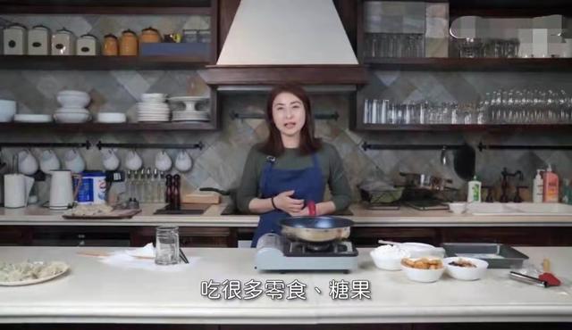 郭晶晶霍启刚婚纱照，郭晶晶婚纱照图片大全（跟郭晶晶穿情侣装逛花海超浪漫）