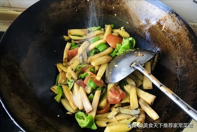 茄子辣椒西红柿的做法，西红柿茄子大辣椒的做法（辣椒西红柿炒茄子独家）