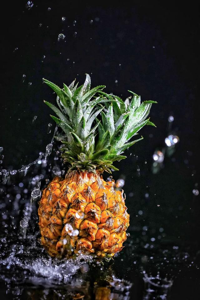 凤梨里面是籽还是虫，凤梨里面的是黑籽还是虫卵（现在还有多少人不知道菠萝和凤梨的关系）