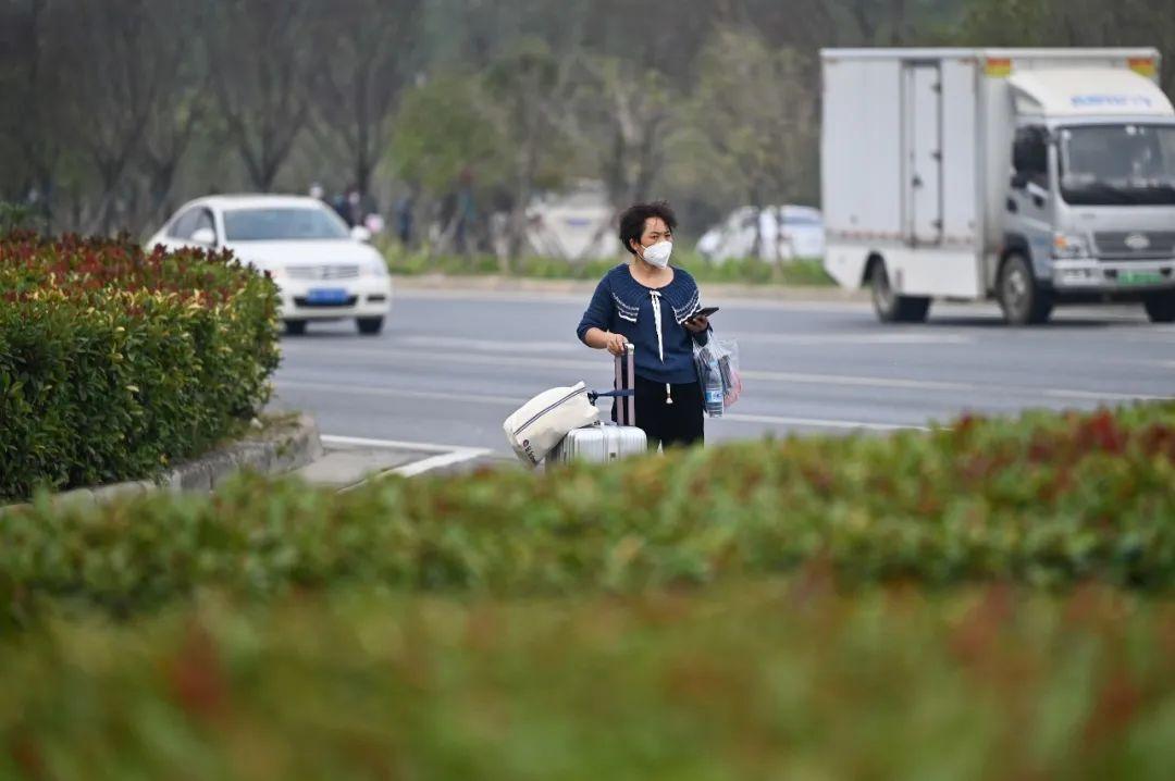 富士康生产iPhone的年轻人不够了，涨薪也招不到人