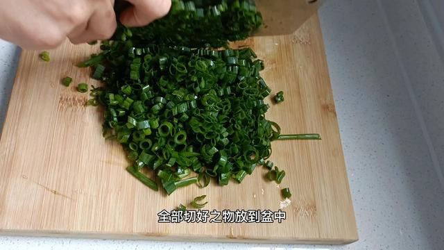怎么做葱花鸡蛋饼，做葱花鸡蛋饼的方法和步骤（葱花鸡蛋饼的做法）