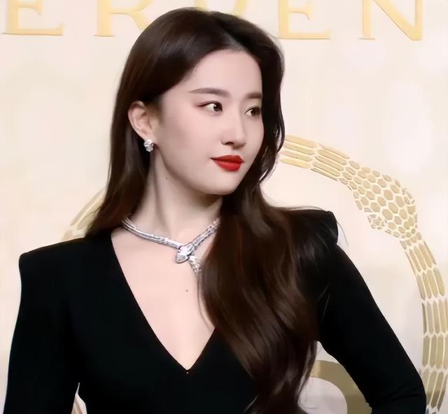 如今的刘亦菲依旧风采迷人，不管正面看还是背后看