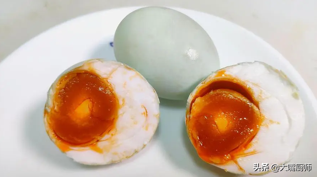 鸭蛋怎样做才最好吃，黑皮烤鸭蛋怎样吃好吃（鸭蛋用白酒泡一泡）