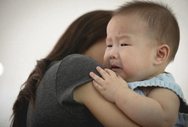 宝宝熟睡中突然呕吐，2岁宝宝熟睡中突然呕吐（宝宝吃奶睡着了）