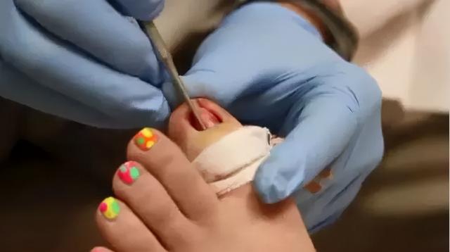 做美甲和涂指甲油哪个危害大，涂指甲油和做指甲哪个危害大（竟隐藏着这么多的风险）