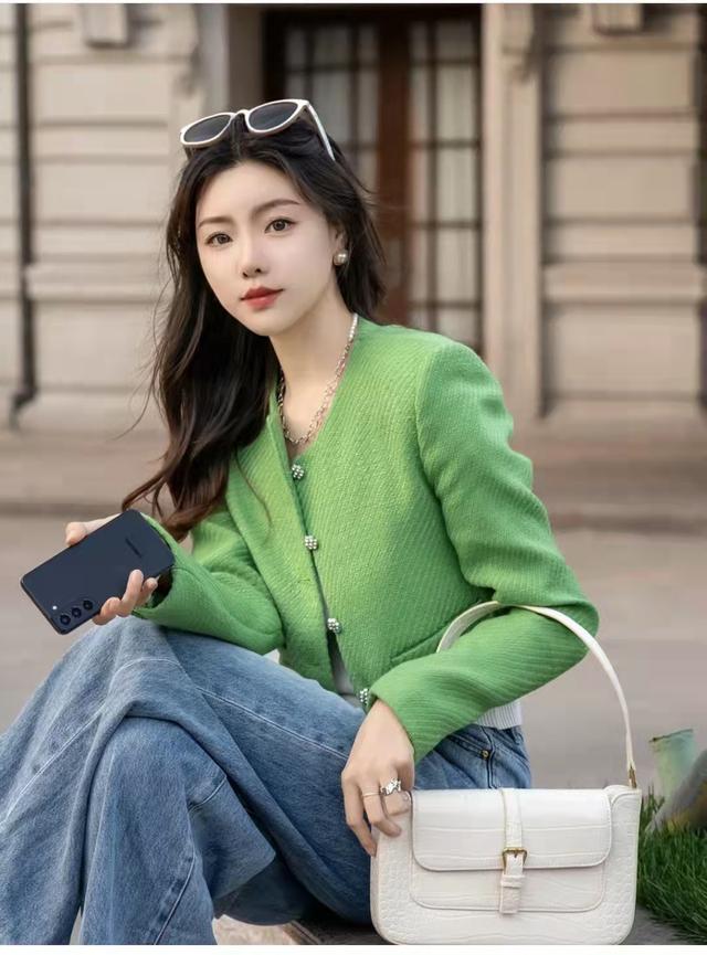 女生穿搭牛仔阔腿裤，女生穿搭牛仔阔腿裤图片（牛仔阔腿裤配什么上衣好看）