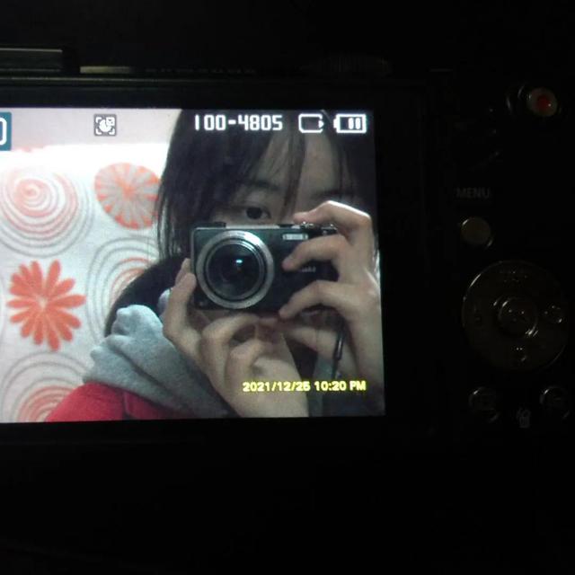 人们把难言的爱都埋入土壤里，微信头像，人们把难言的爱都埋入土壤里（女头‖说出你最爱的那句歌词吧）