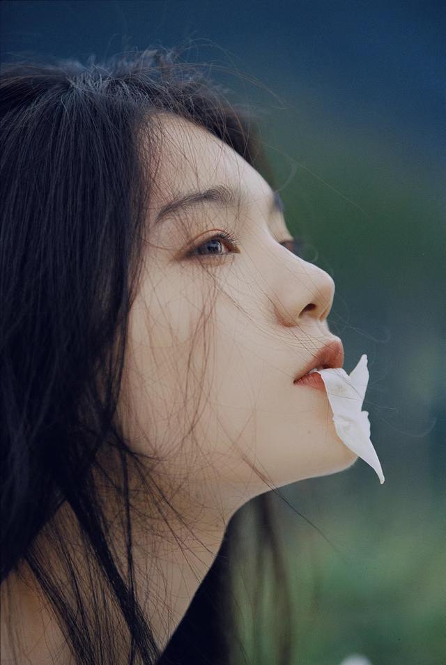 拍人像怎么构图，拍人像构图比例（避免户外人像拍摄失误）