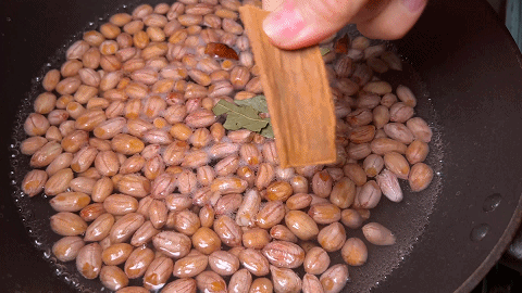 煮花生怎么煮好吃，水煮花生家常做法（加黄瓜丁和胡萝卜）