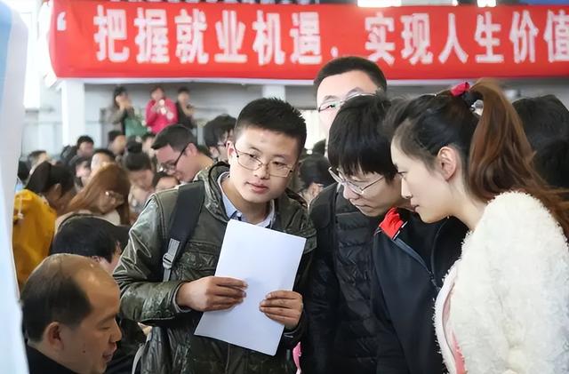 单位工资收入证明怎么写，单位收入证明（成都某央企员工晒出上半年工资收入）