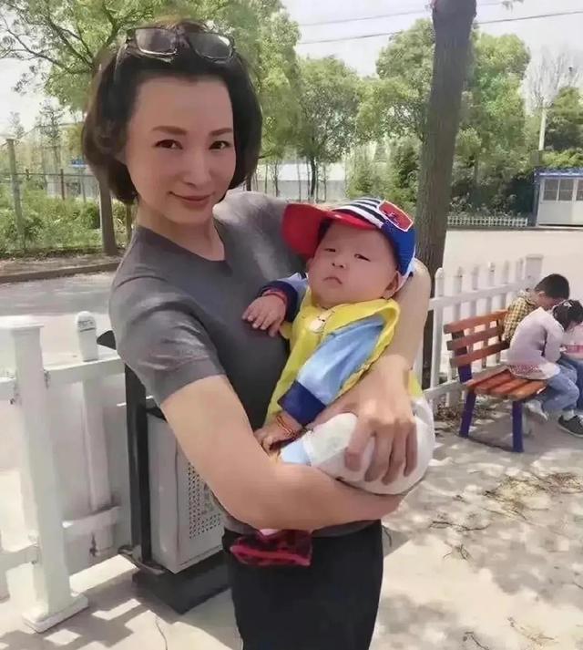 女主持人董卿近况，49岁董卿回农村吃席