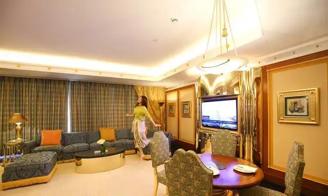 迪拜帆船酒店简介，迪拜帆船酒店介绍（80张高清图带你走进迪拜七星级帆船酒店）