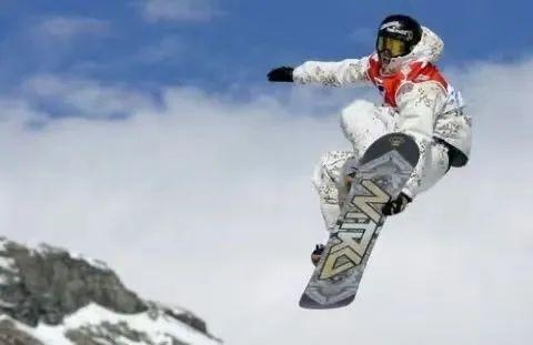 滑雪单板和双板哪个难，滑雪装备一套下来多少钱（单板滑雪好学还是双板滑雪好学）