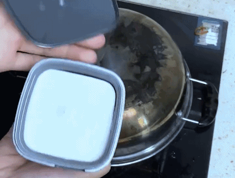 锅烧糊了上面黑的怎么去掉，清除锅底糊焦黑小窍门（不锈钢锅烧焦了）