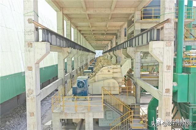 香蕉筛的特点和领域都有哪些，香蕉筛和直线筛的区别（每小时最高通过量38400吨的华新亿吨线是如何选择筛分设备的）