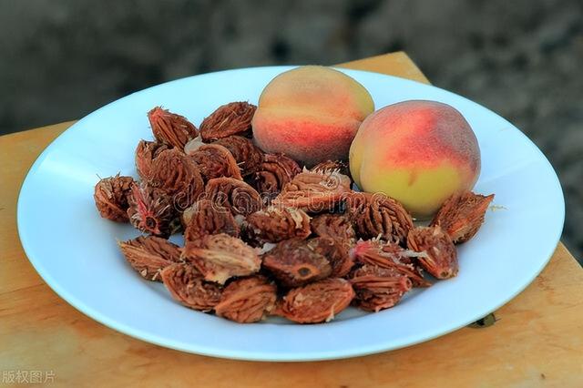 扁桃仁的功效与作用，扁桃仁的营养价值！（桃仁还有这些功效，你知道吗）