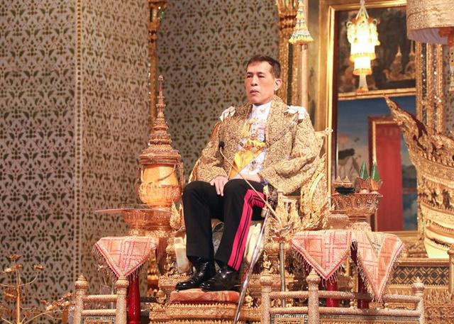 裹着什么，裹着什么意思（王后公主穿金色泰服比拼）