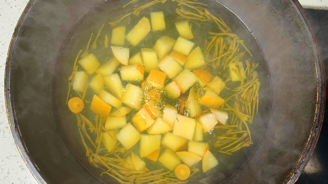 正确煮梨水的方法，煮梨的正确方法（雪梨加这2样一起煮）