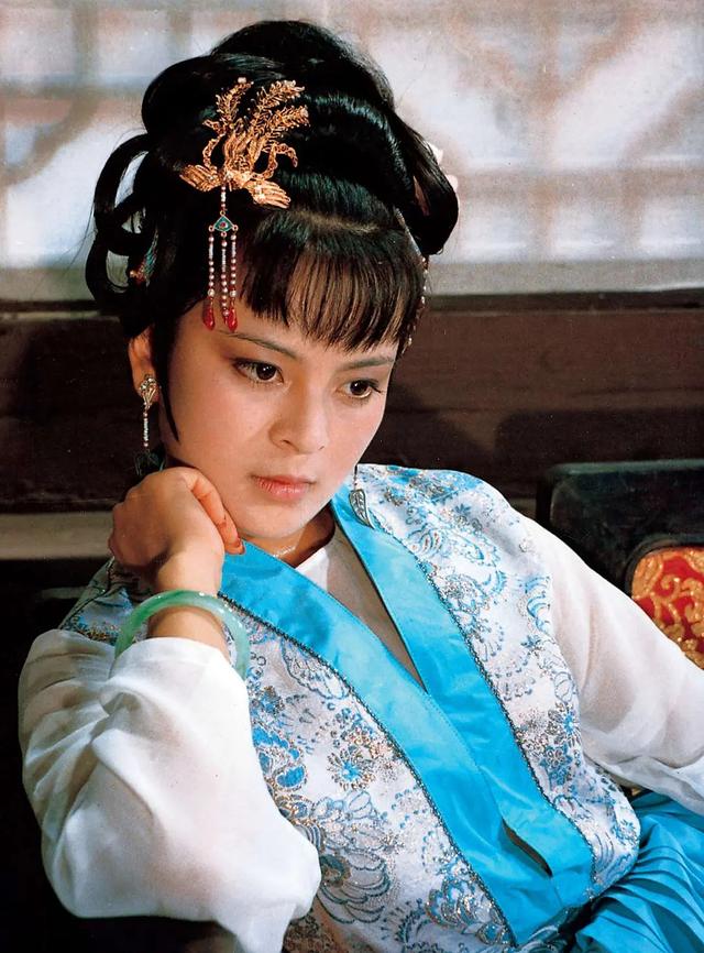 古代步摇图片，日本艺妓她们头上戴的发饰名称。那个圆球和那些像步摇的东西叫什么名字。（步摇、花钿、折股钗、凤簪、梳篦、花冠）