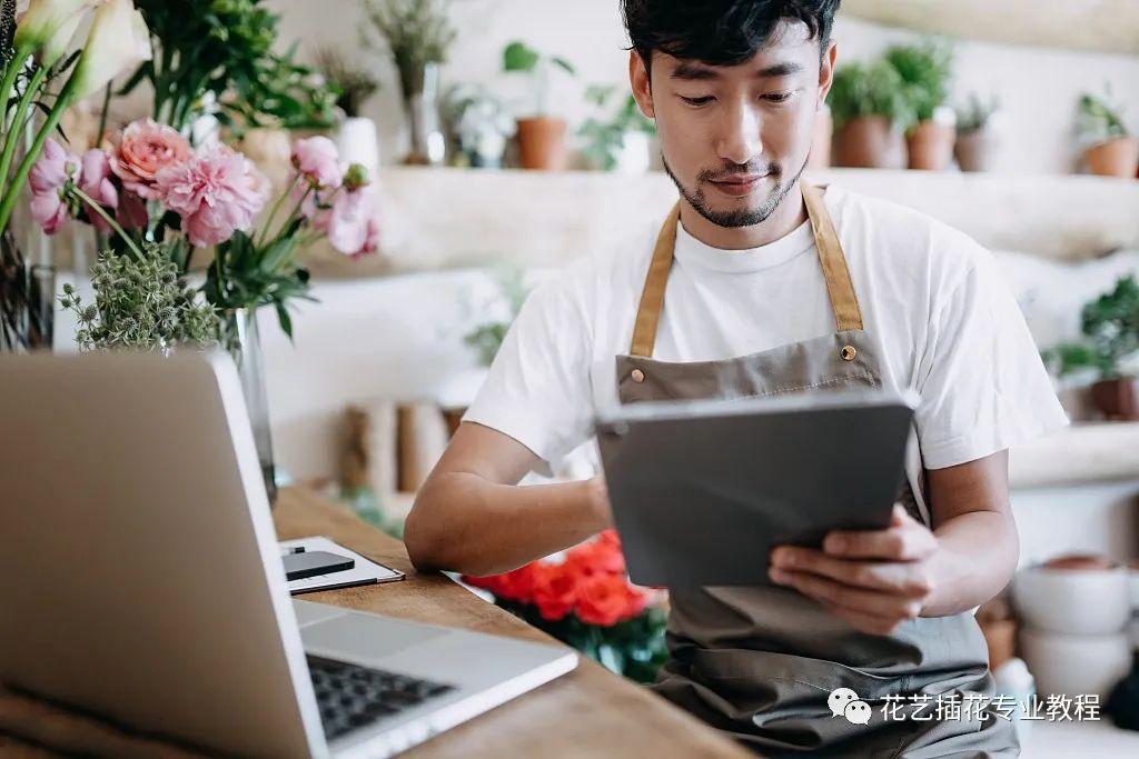 想开花店怎么入手(花艺培训学费800左右的)
