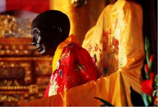 坐缸是什么意思，坐化缸是什么意思（坐缸3年修成肉身菩萨）