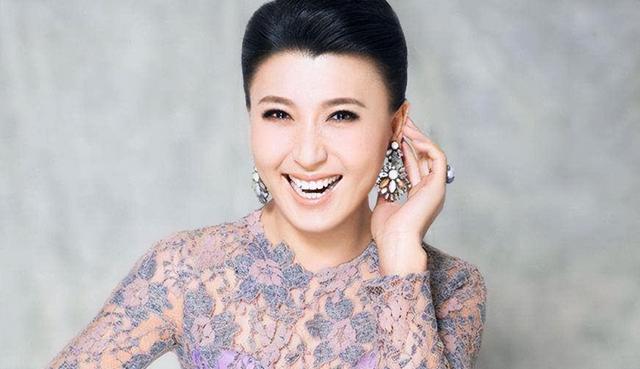 “二人转女王”闫学晶：两段婚姻三个孩子，两任丈夫都是二婚