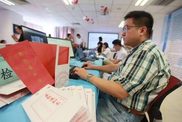 高考结束后多久出成绩，高考成绩公布后多久出分数线（高考录取结果，多久可以查到）