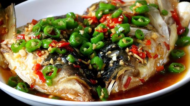 葱油鱼怎么做好吃，葱油鱼怎么做好吃视频（我准会做“一鱼三吃”）